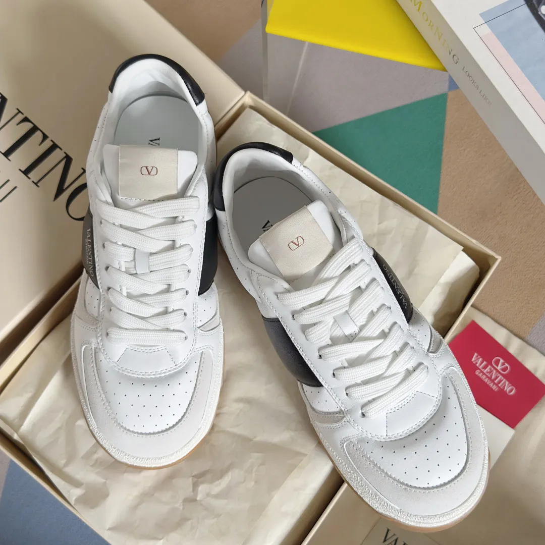 [Valentino] P: 800💰 Couple model, size: ▪️Size: Women's model 35-40 / Men's model 39-44 (45 customized) Valentino Valentino Couple model Joie de Jouer series Velcro Thick sole Bread shoes Couple model Casual sports shoes White shoes Original purchase and development Production Joie de Jouer series The style is simple but not out of style. The pure white base is paired with fresh green and soft beige, and the unique Velcro design highlights your personality. Every detail tells the fashion and quality. Wear it, take a confident step, and start the fashion journey. Exquisite packaging at the delivery counter🛍📦 ▪️Fabrics: Original custom imported first-layer cowhide ▪️Inner lining: Original custom-made soft sheepskin lining ▪️Outsole: Original open-molded anti-slip TPU material ▪️Sole thickness: 3.5CM